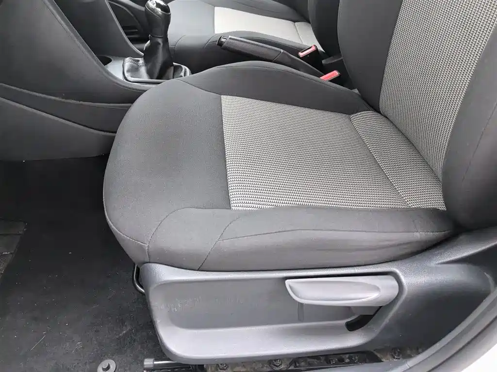 Volkswagen Polo 2014 1.4L Manual Trend Edition фото 20