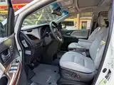 Photo 8 - Toyota Sienna