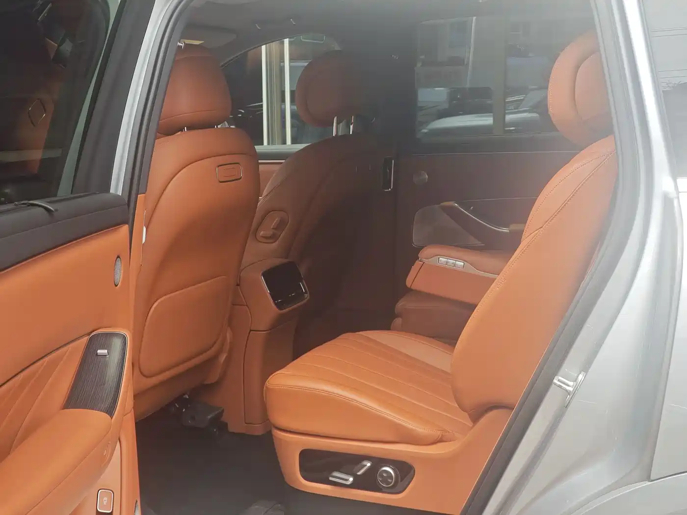 AITO Wenjie AITO M8 2025 Extended Range Ultra 53.4kWh 6-Seater фото 9