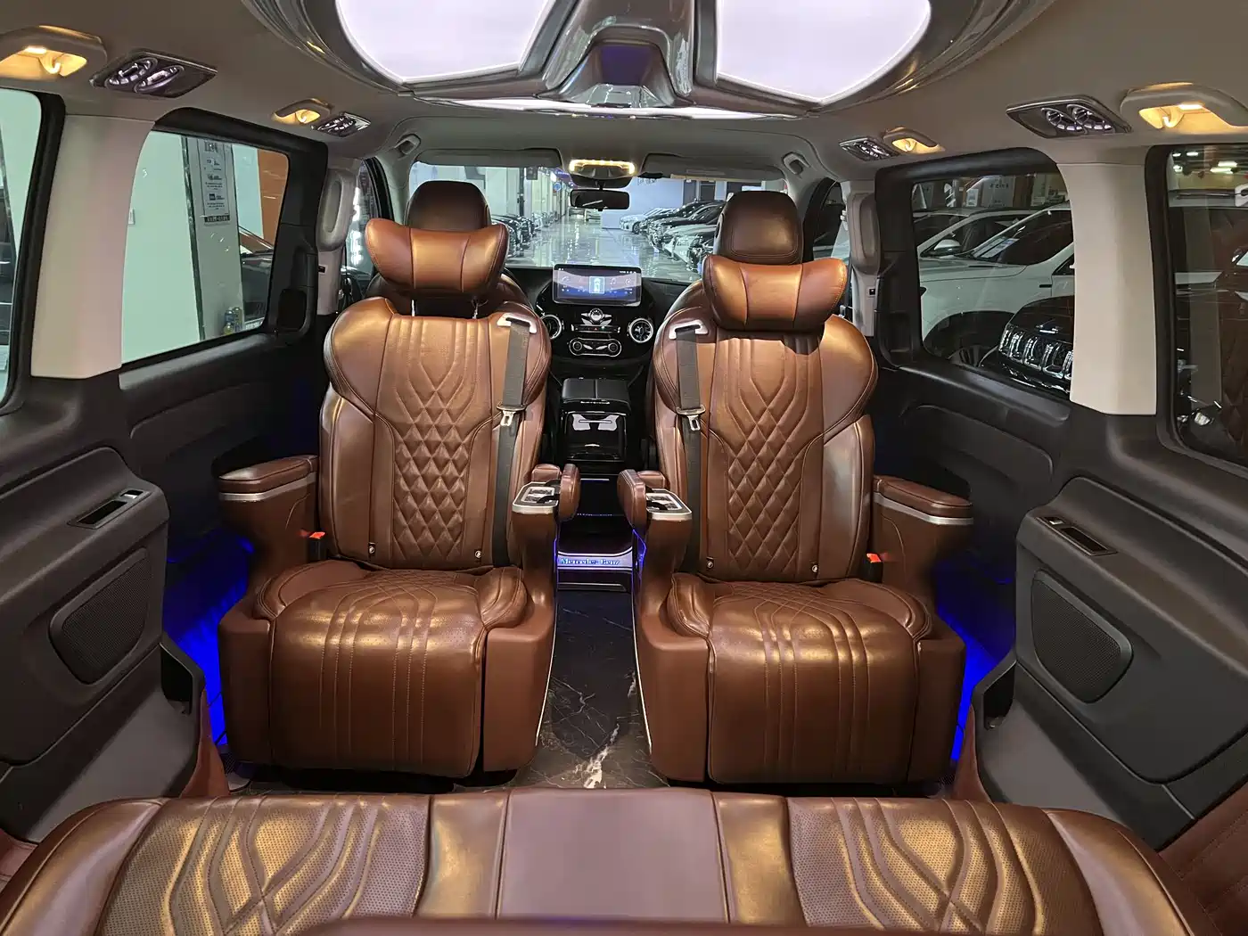 Mercedes-Benz Vito 2023 2.0T Business 7-Seater фото 12