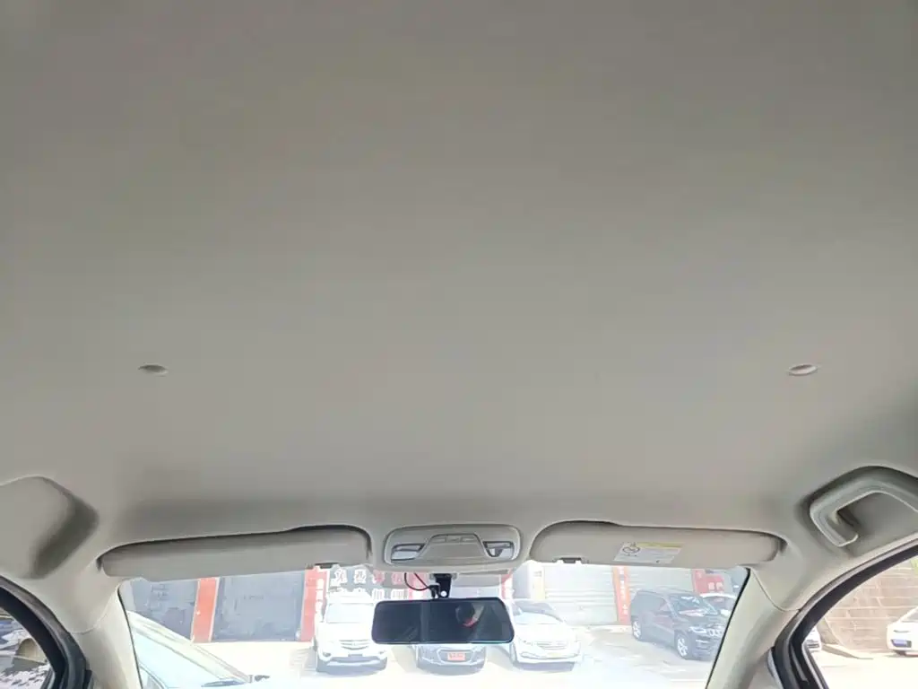 Фото 14 - Geely Vision X3
