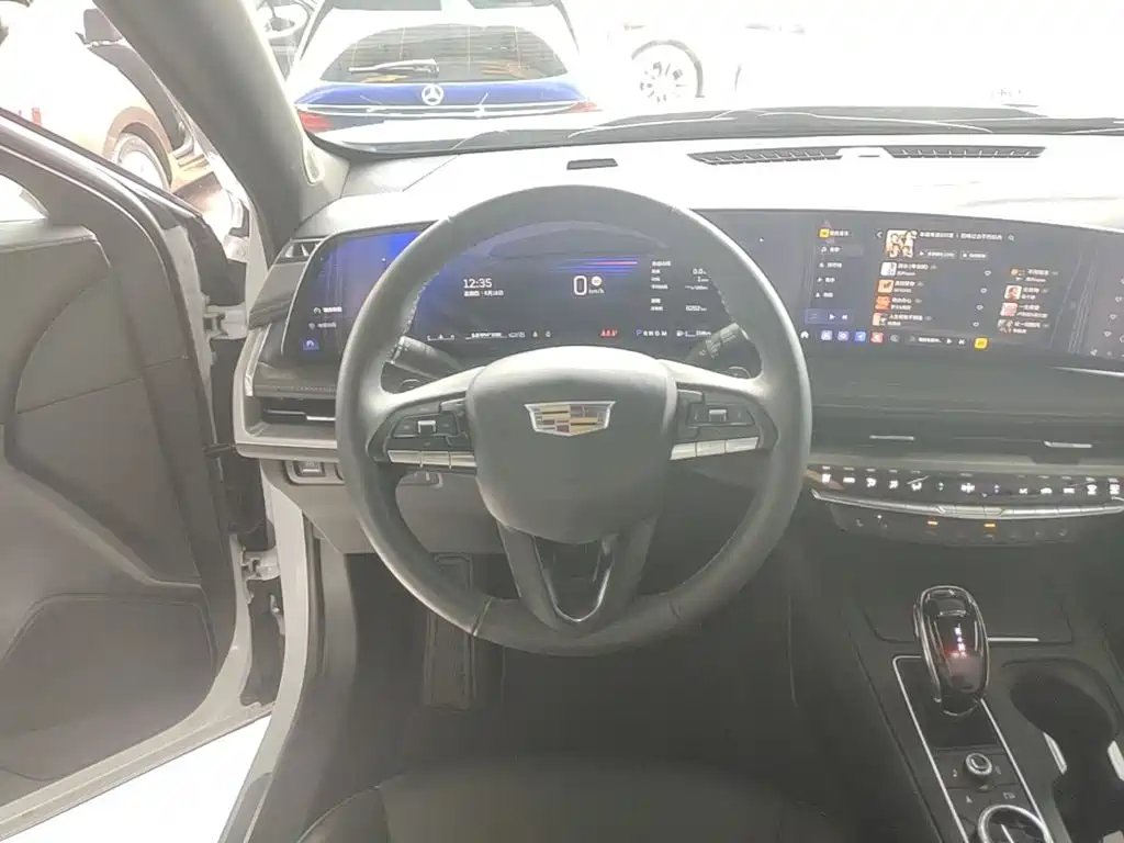 Photo 11 - Cadillac XT4