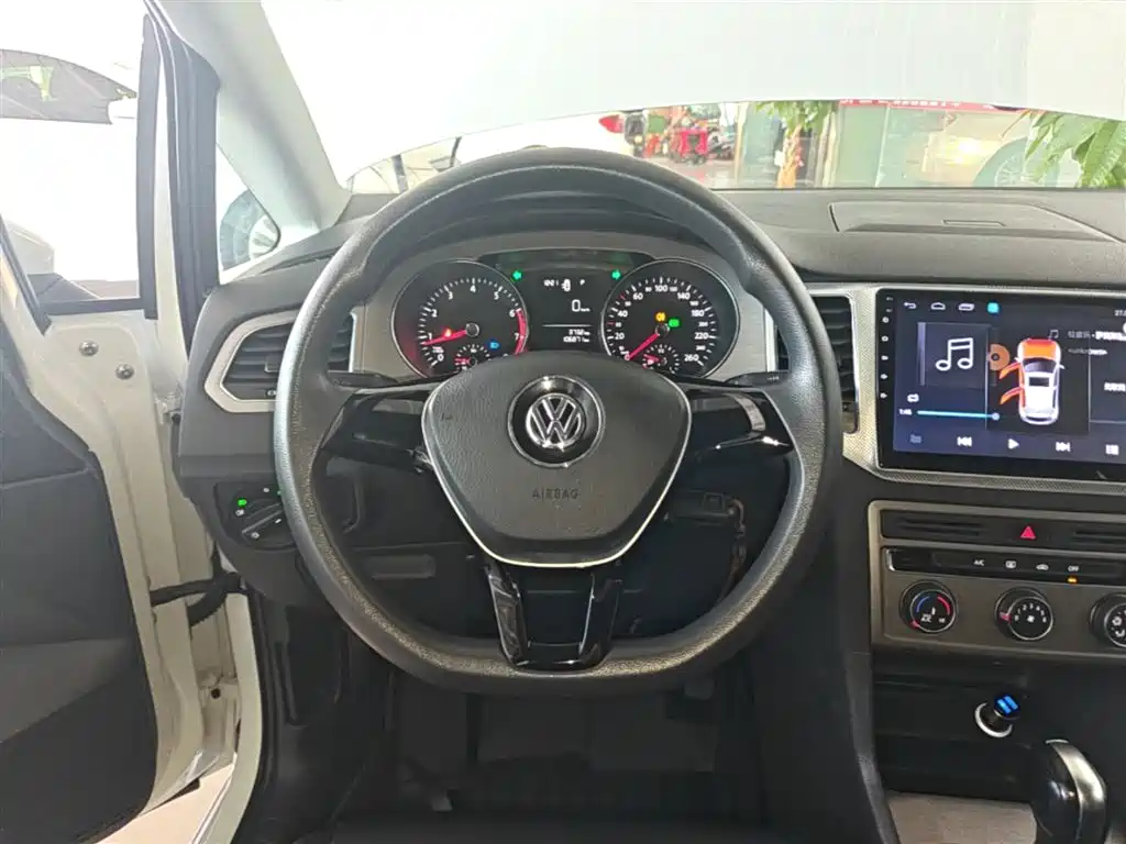 Volkswagen Golf Sportsvan 2016 1.6L Automatic Comfort фото 11