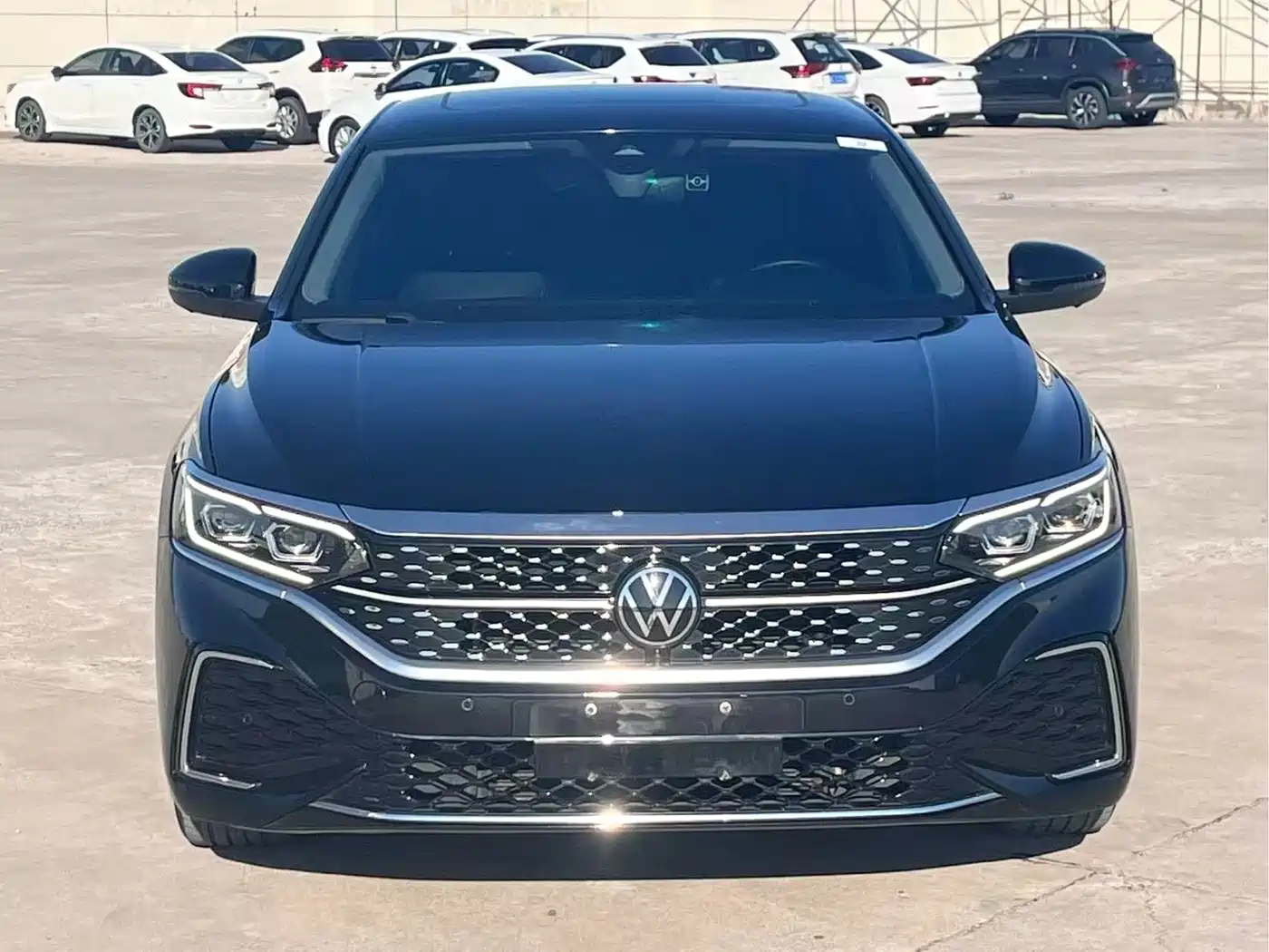 Volkswagen Passat 2023 330TSI Luxury Edition фото 2