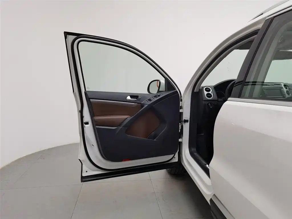 Volkswagen Tiguan 2015 2.0TSI Automatic 4WD Luxury фото 8