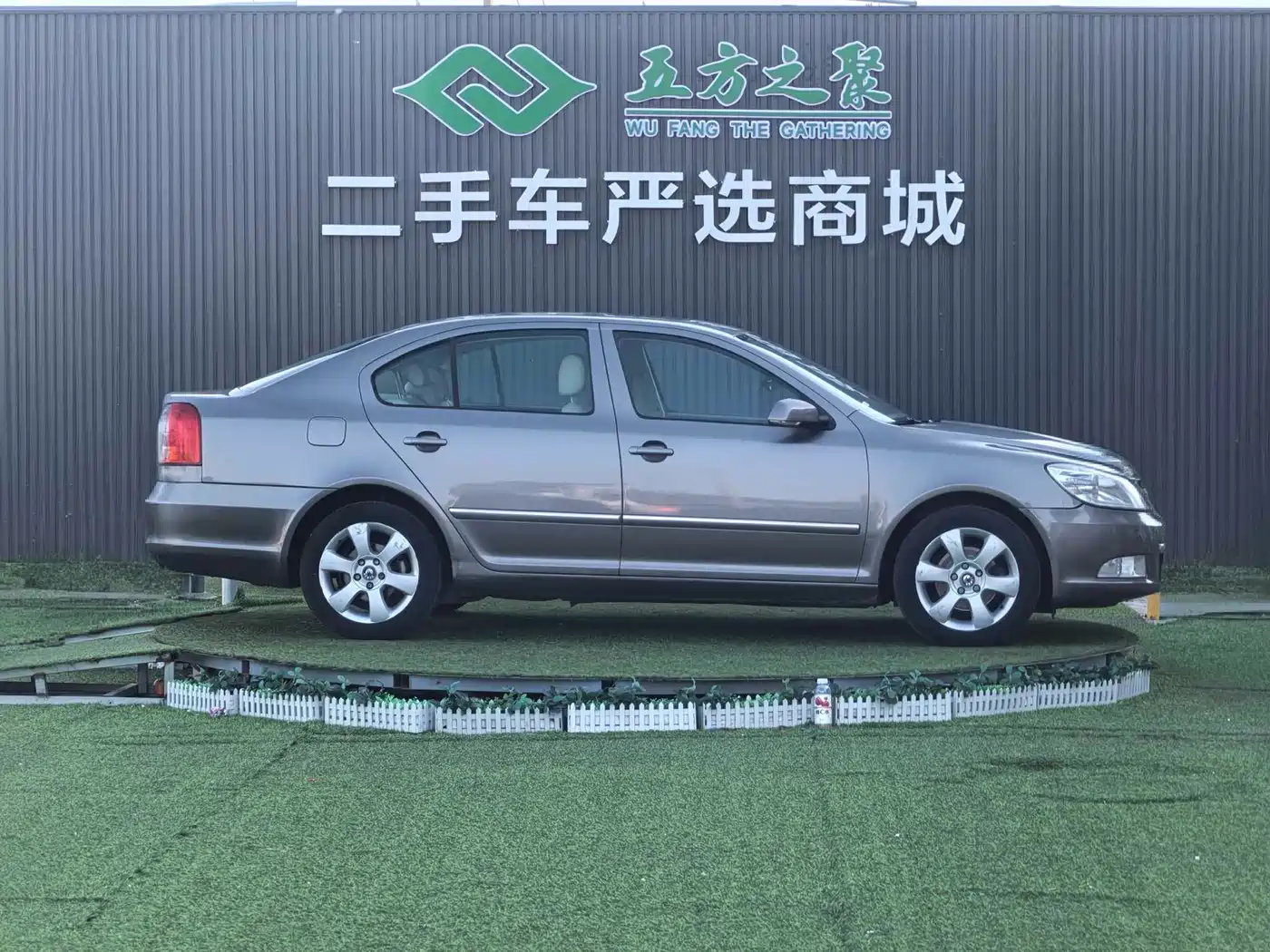 Škoda Octavia 2010 Model 2.0L Automatic Elegance Edition фото 4