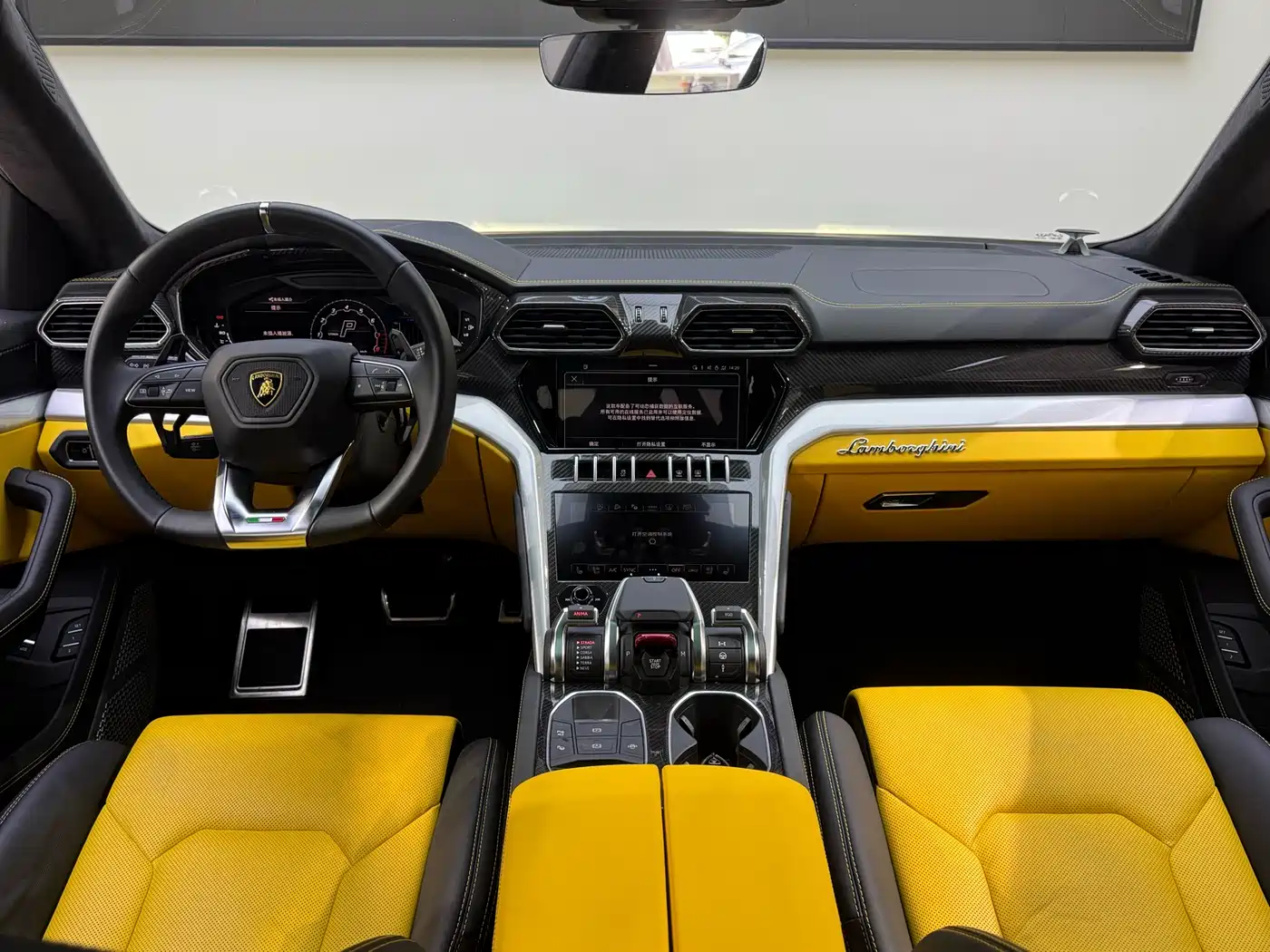 LAMBORGHINI URUS