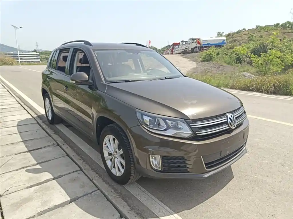 VOLKSWAGEN TIGUAN