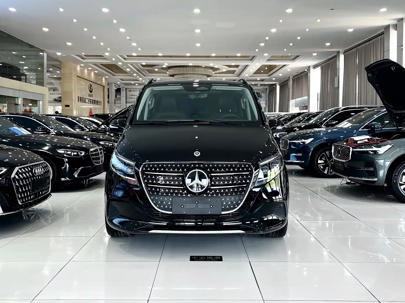 Mercedes-Benz V-Class 2024 V 300 L Long Wheelbase Premium фото 3