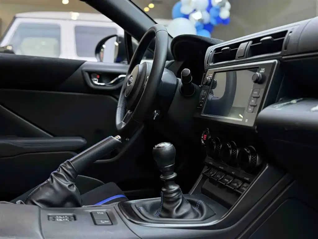Subaru BRZ 2023 2.4L Manual 10th Anniversary Edition фото 13
