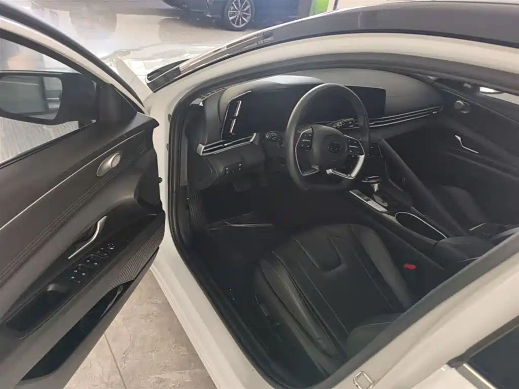 Hyundai Elantra 2022 1.5L CVT LUX Premium Edition фото 16