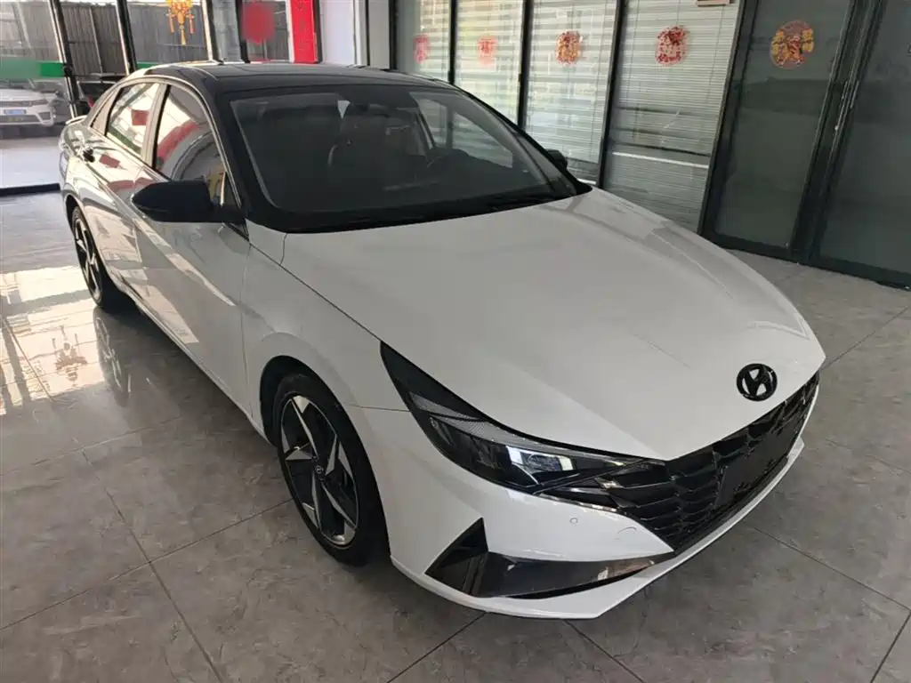 Hyundai Elantra 2022 1.5L CVT LUX Premium Edition фото 4