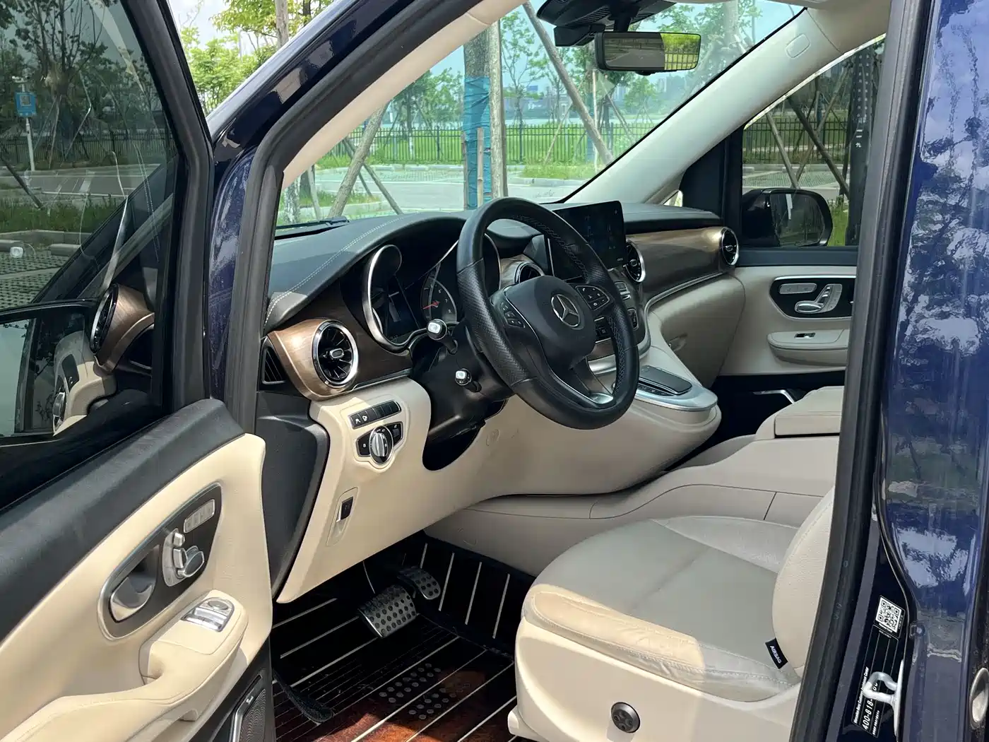 Mercedes-Benz V-Class 2021 V 260 L Long Wheelbase Premium Edition фото 5