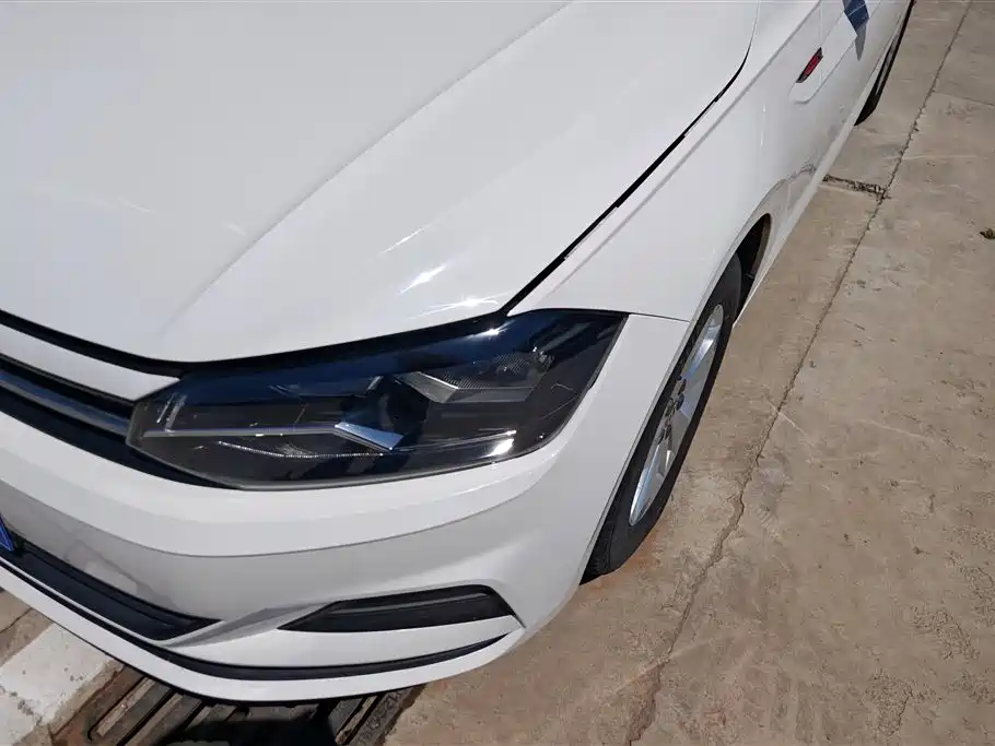 VOLKSWAGEN POLO