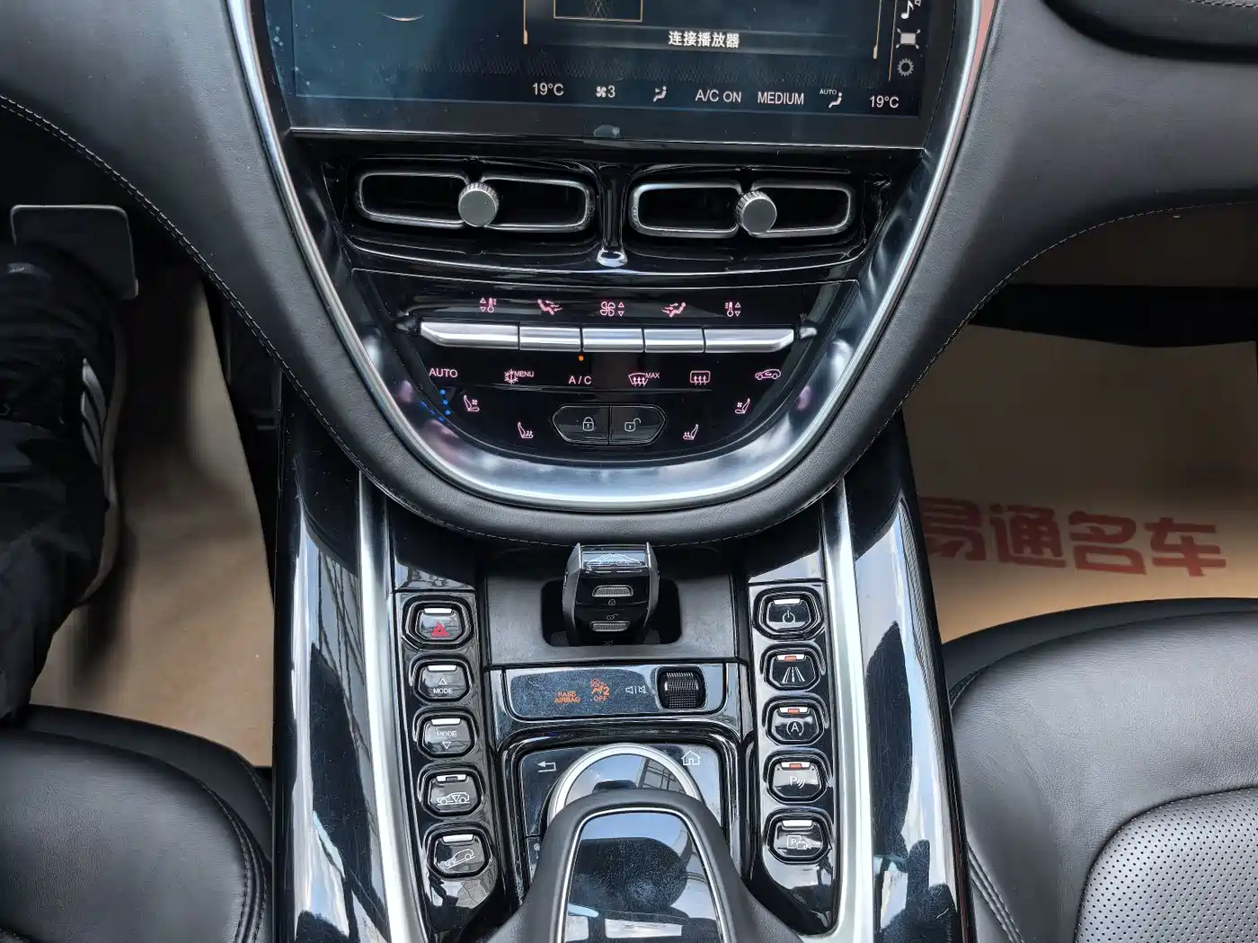 Photo 18 - Aston Martin DBX
