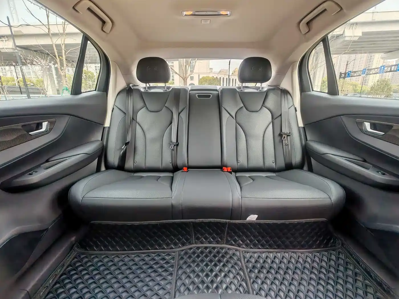 Hongqi E-QM5 2023 Facelift Basic Travel Edition фото 18