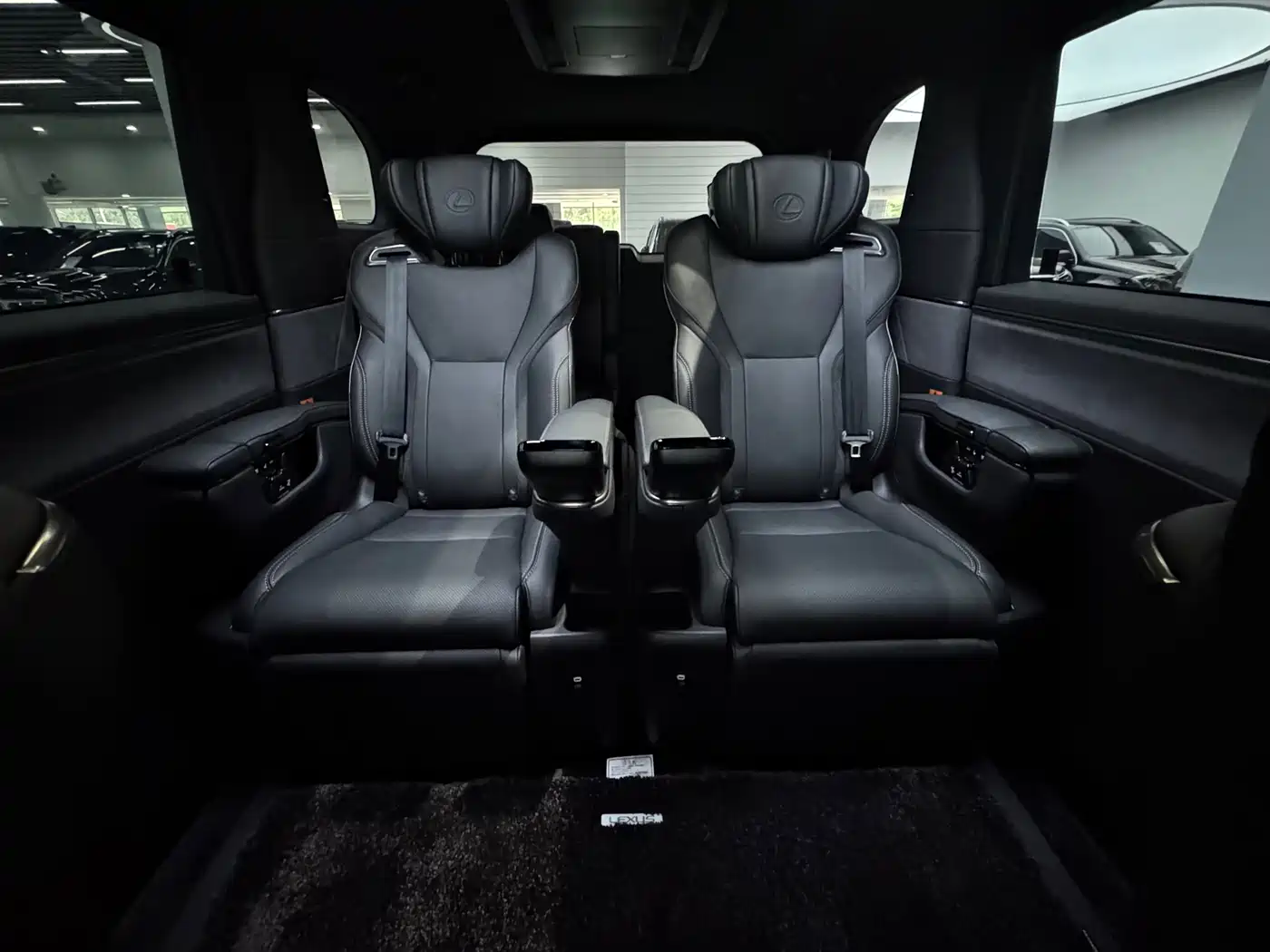 Lexus LM 2023 500h 6-Seater Prestige Edition фото 19