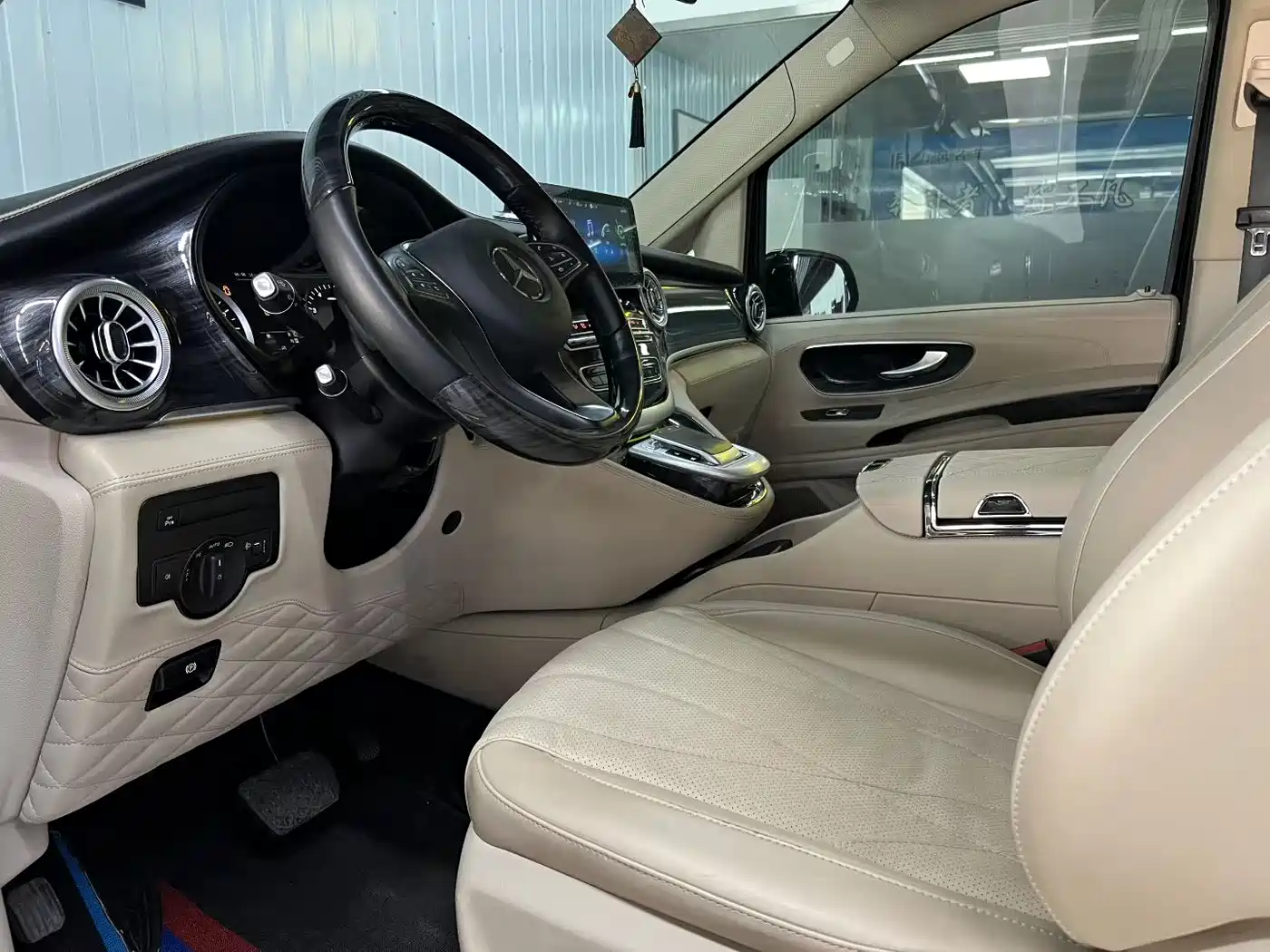 Mercedes-Benz Vito 2023 2.0T Business 7-Seater фото 3