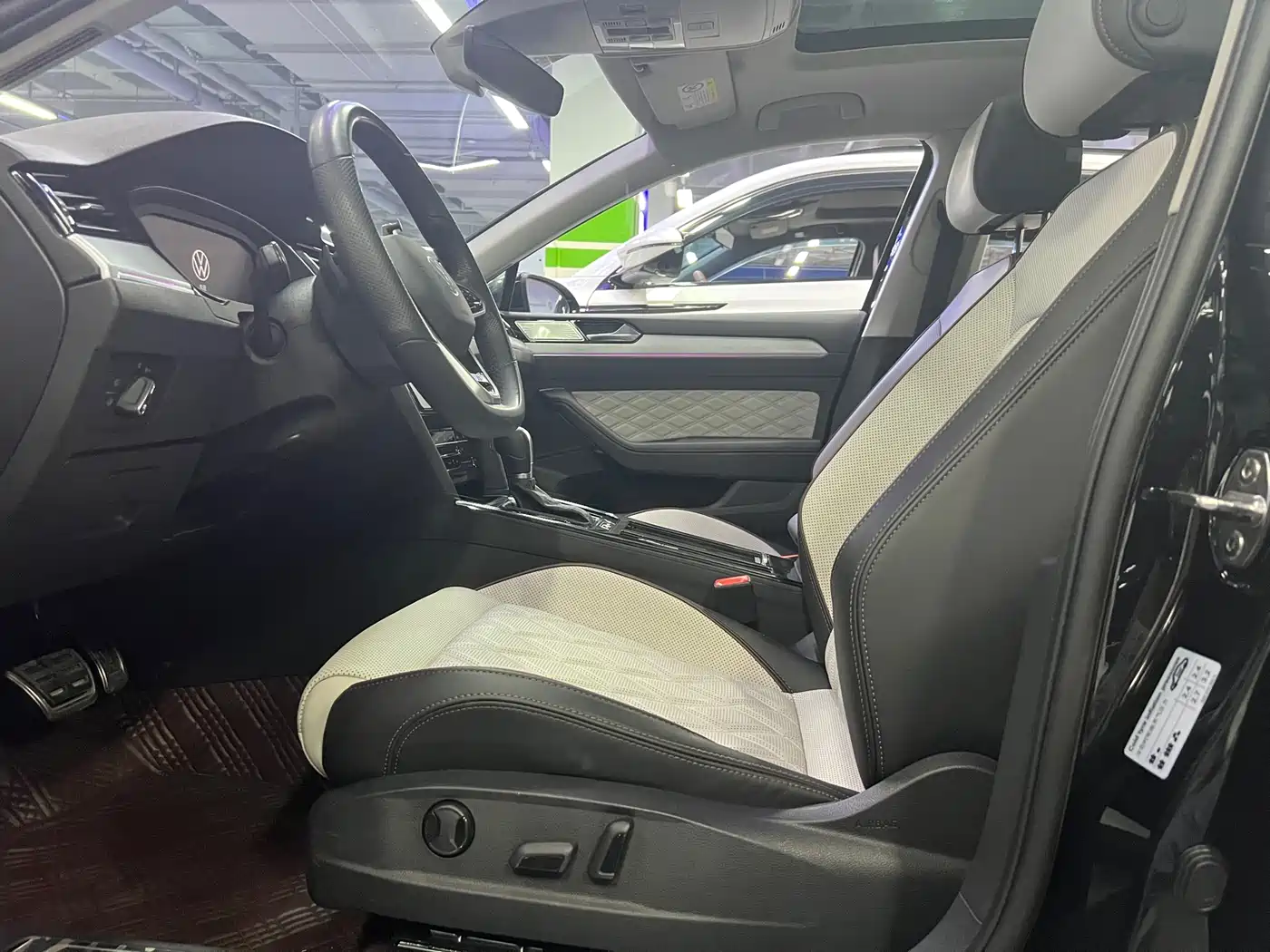 Volkswagen Magotan 2023 Model 2 Million Commemorative Edition 330TSI DSG Luxury фото 16