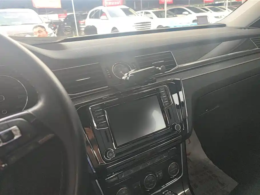 Volkswagen Passat 2017 330TSI DSG Luxury фото 13