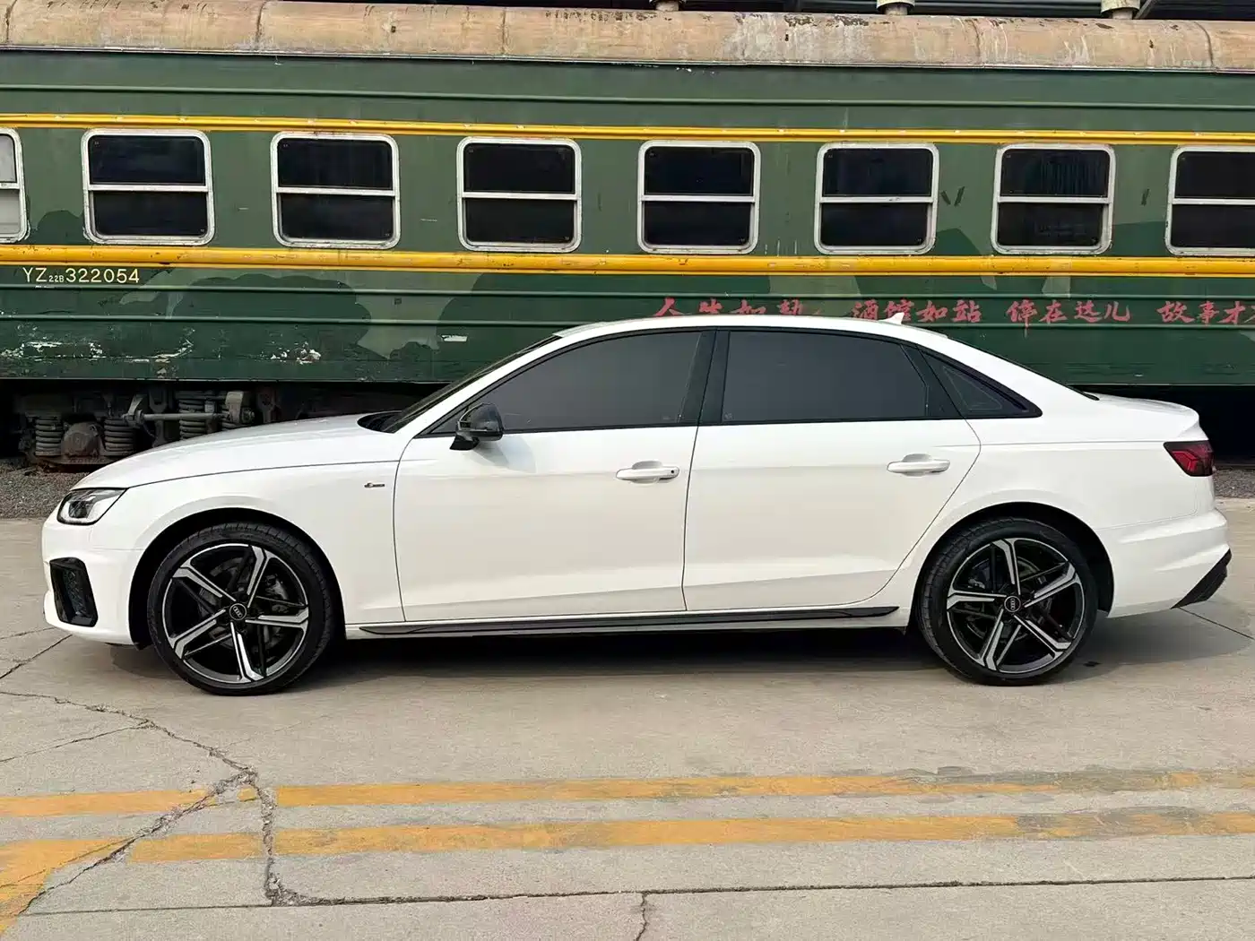 Audi A4L 2025 2 Million Celebration Edition 40 TFSI Luxury Dynamic фото 4