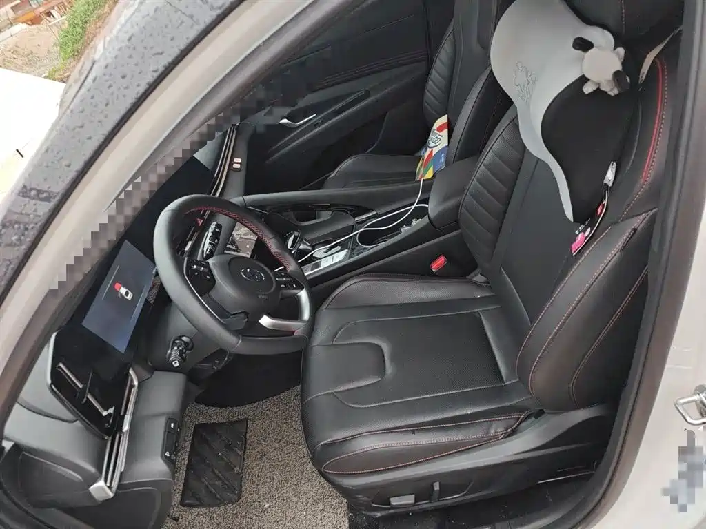 Hyundai Elantra 2022 1.5L CVT LUX Premium Edition фото 8