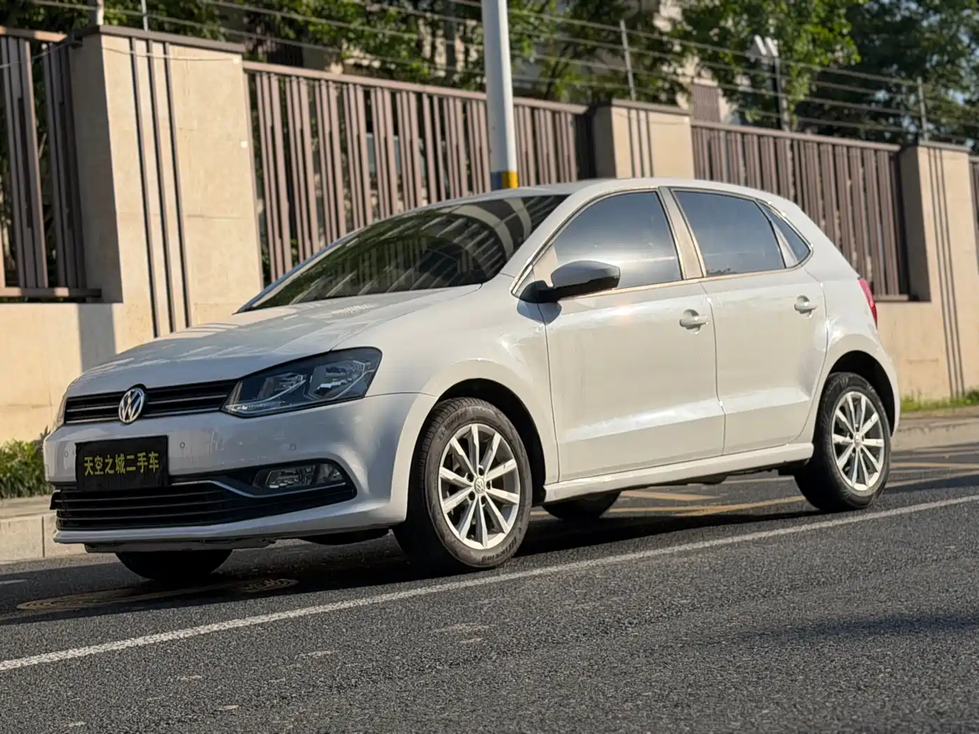 Volkswagen Polo 2014 1.6L Automatic Luxury Edition фото 5