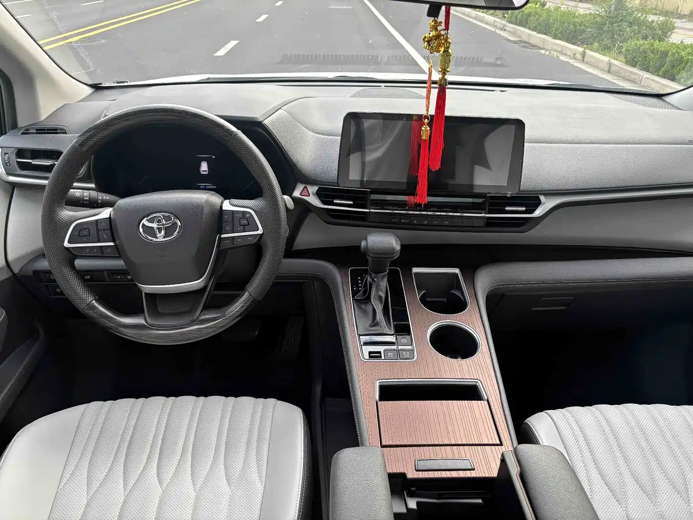 Toyota Sienna 2024 2.5L Hybrid Comfort Edition фото 5