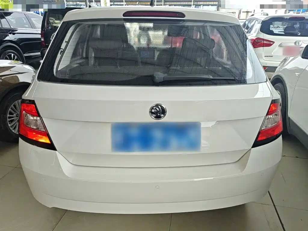 Škoda Fabia 2017 1.4L Auto Car Enjoy Edition фото 6