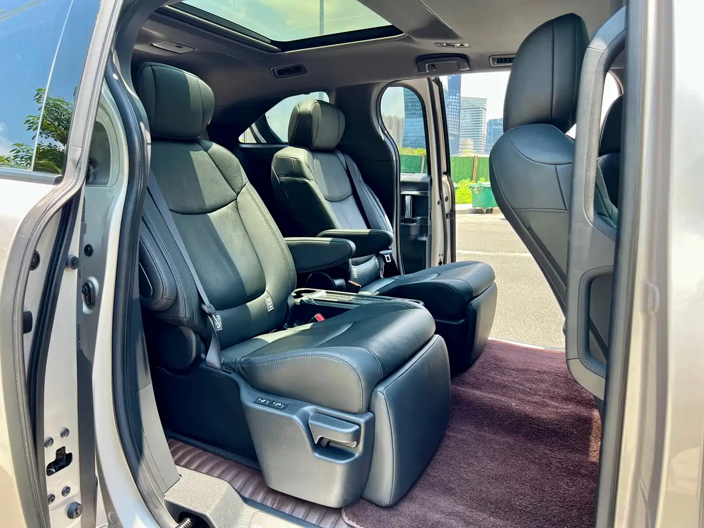 Toyota Sienna 2021 2.5L Hybrid Ultimate Edition фото 10