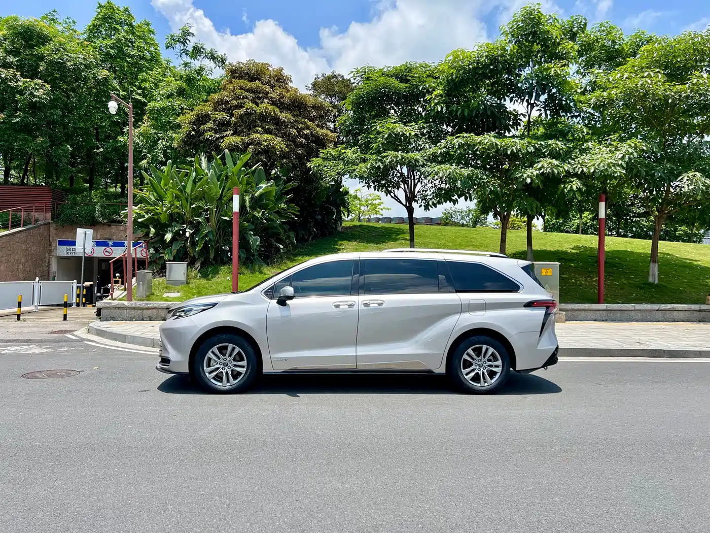 Toyota Sienna 2021 2.5L Hybrid Ultimate Edition фото 28