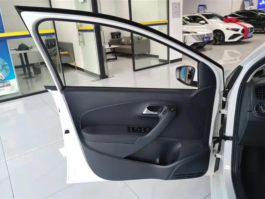 Volkswagen Polo 2016 1.4L Automatic Trend фото 7