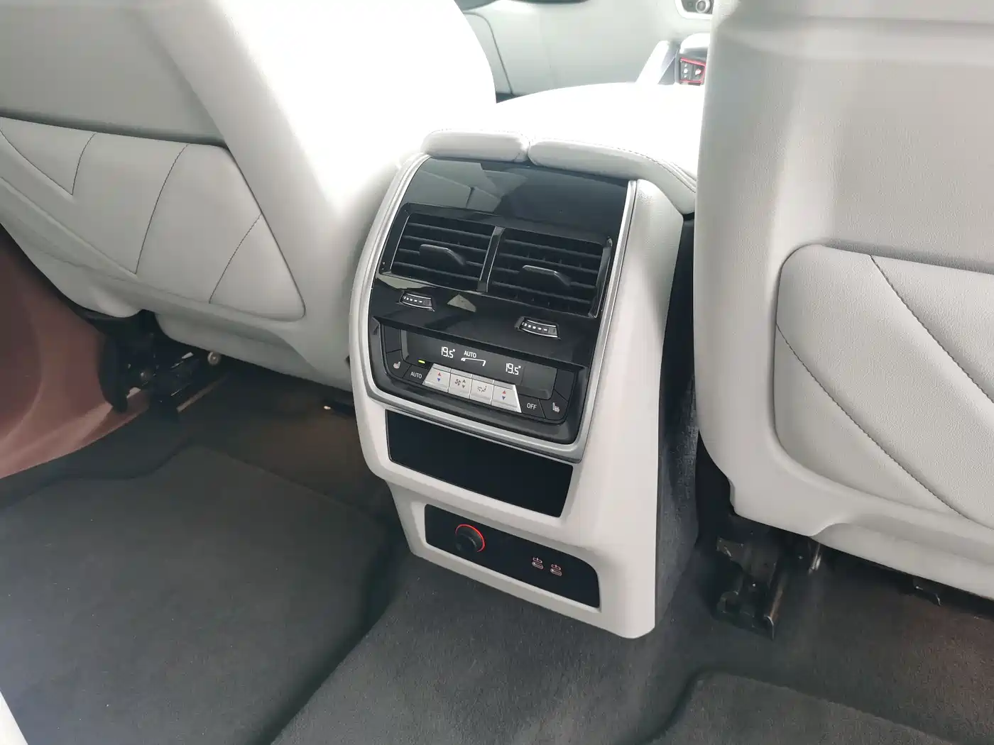 BMW XM 2023 Model Base фото 25