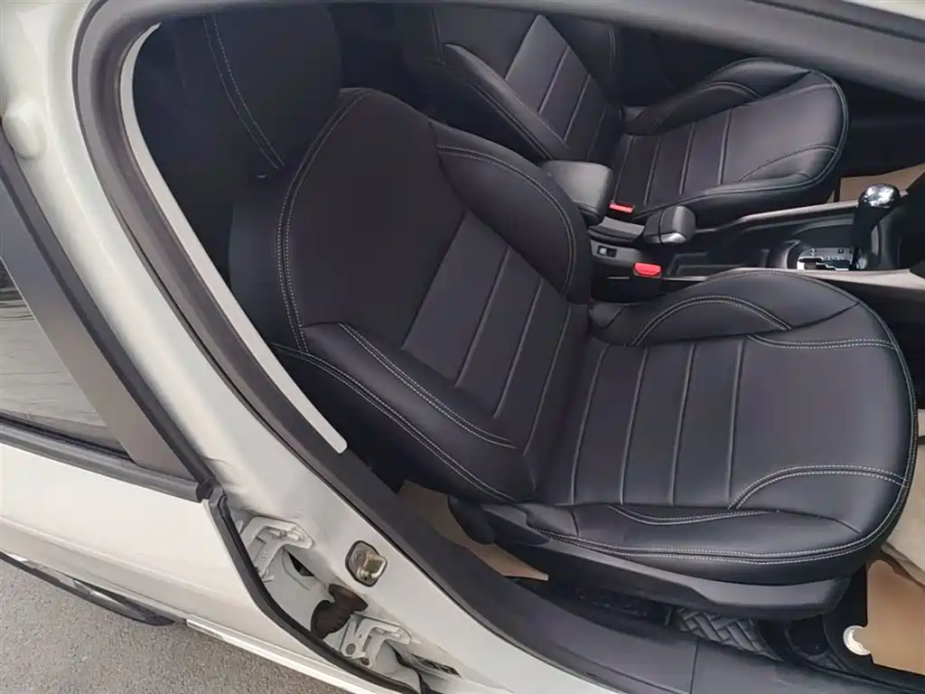 Peugeot 2008 2014 1.6L Automatic Fashion Edition фото 25
