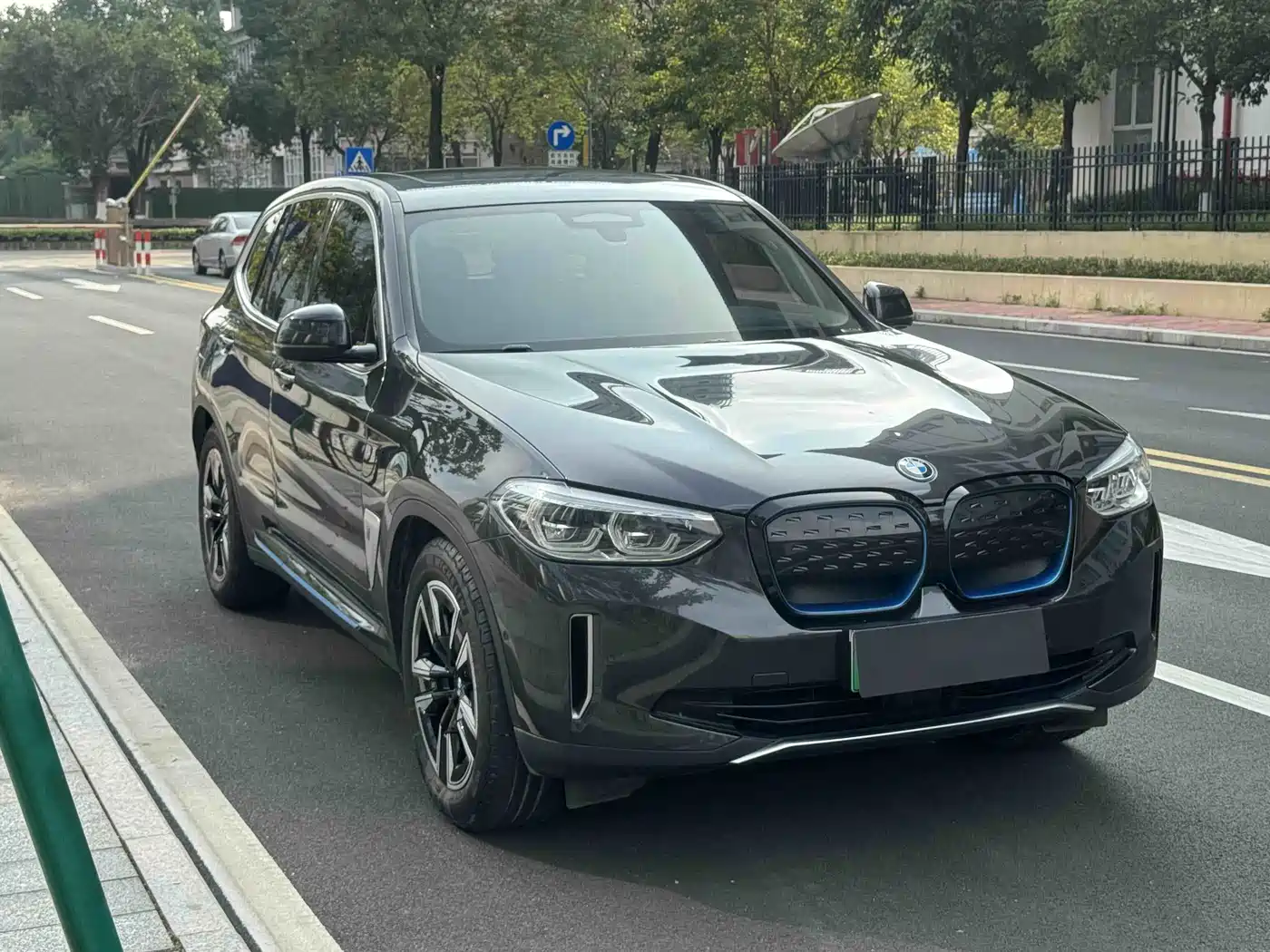BMW iX3 2021 Leading фото 3