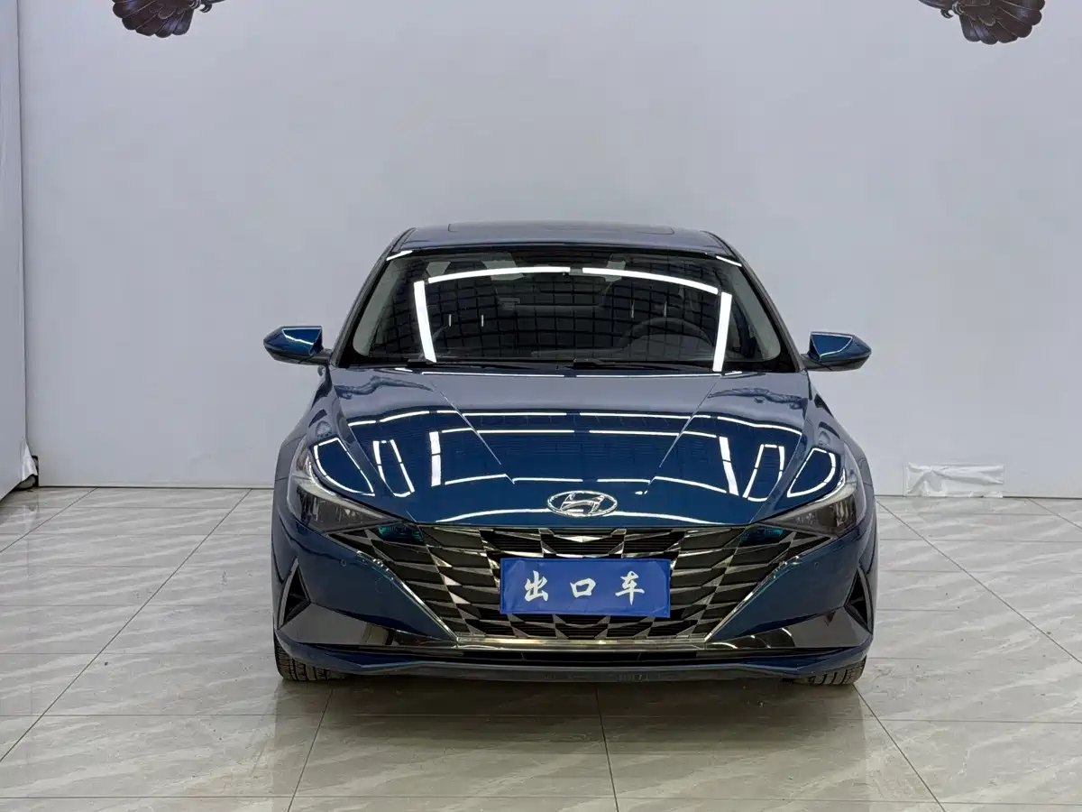 Hyundai Elantra 2021 1.5L CVT LUX Premium Edition фото 2