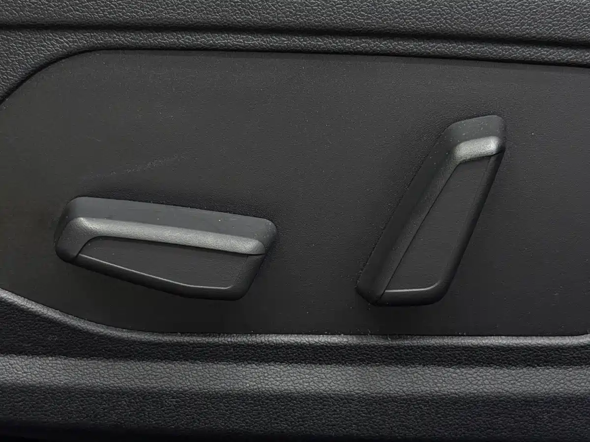Hyundai Elantra 2021 1.5L CVT LUX Premium Edition фото 16