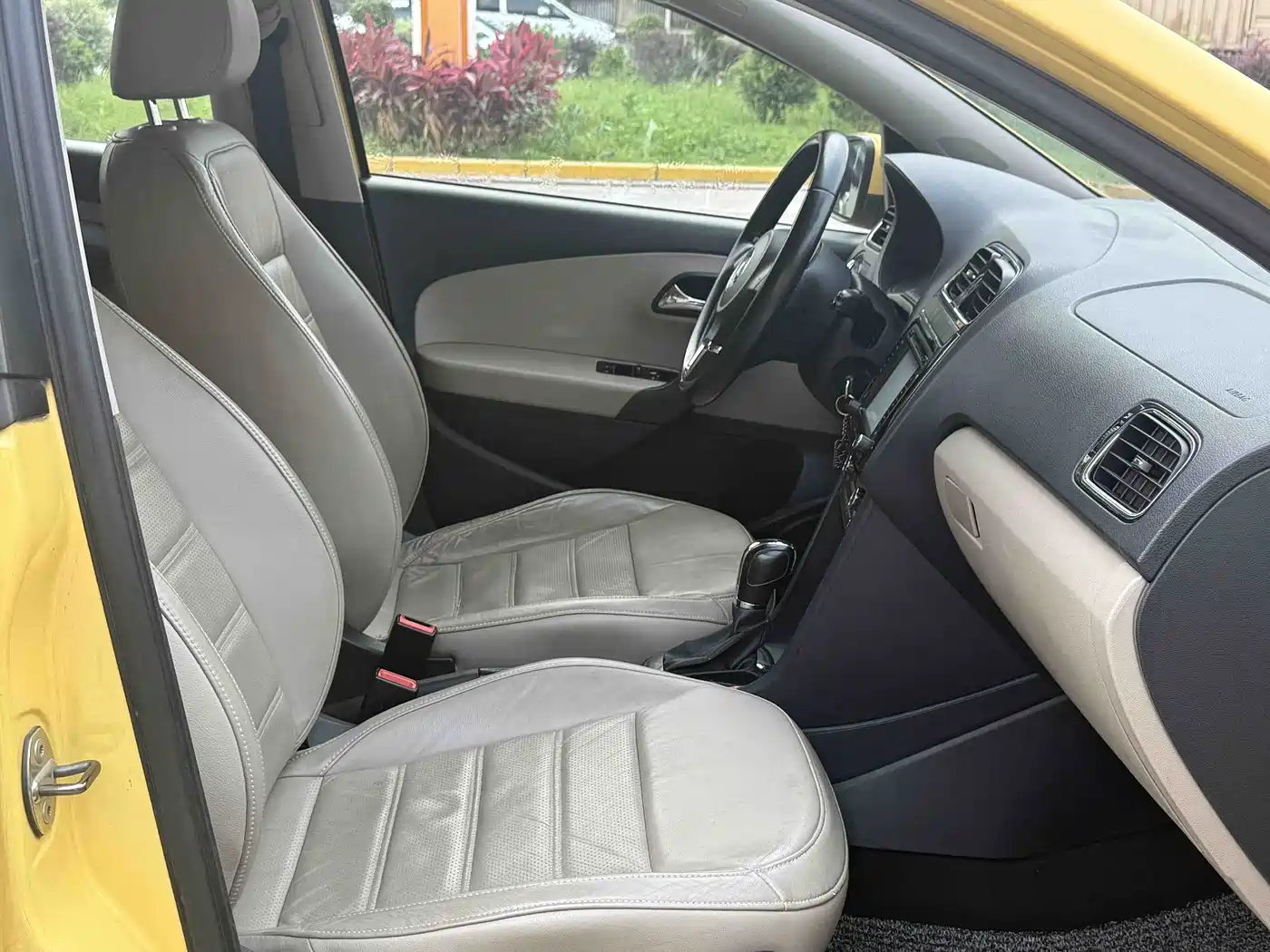 Volkswagen Polo 2011 1.6L Automatic Cool Edition фото 16