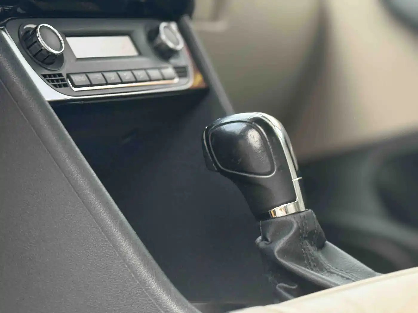 Volkswagen Polo 2011 1.6L Automatic Cool Edition фото 13