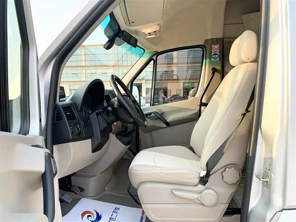 Mercedes-Benz Sprinter 2016 2.1T Premium Tour Medium Wheelbase Version фото 4