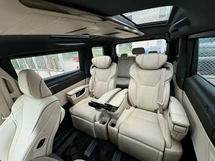 Toyota Alphard 2025 Hybrid 2.5L Ultimate Gold Edition фото 12