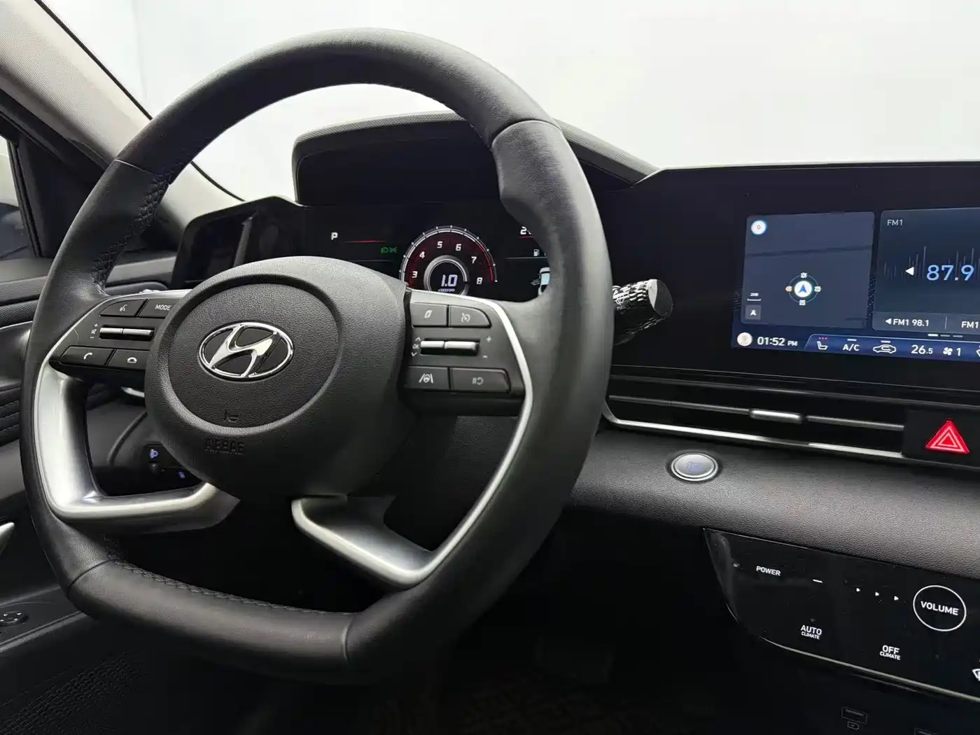 Hyundai Elantra 2022 1.5L CVT LUX Premium Edition фото 9