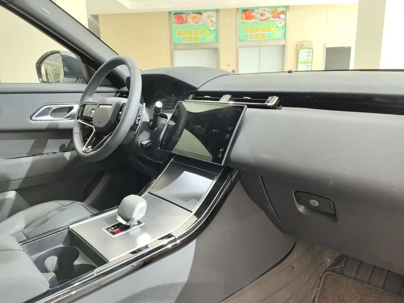 Land Rover Range Rover Velar 2024 Dynamic SE фото 16