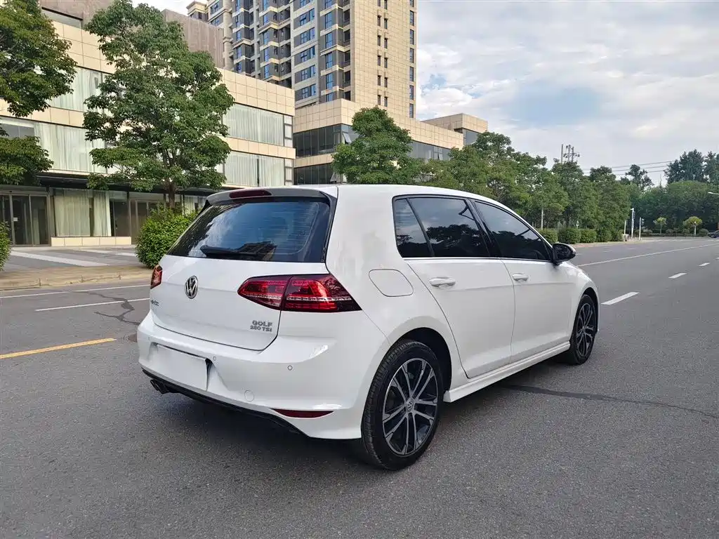 Volkswagen Golf 2017 280TSI Auto R-Line Millionth Anniversary Edition фото 10