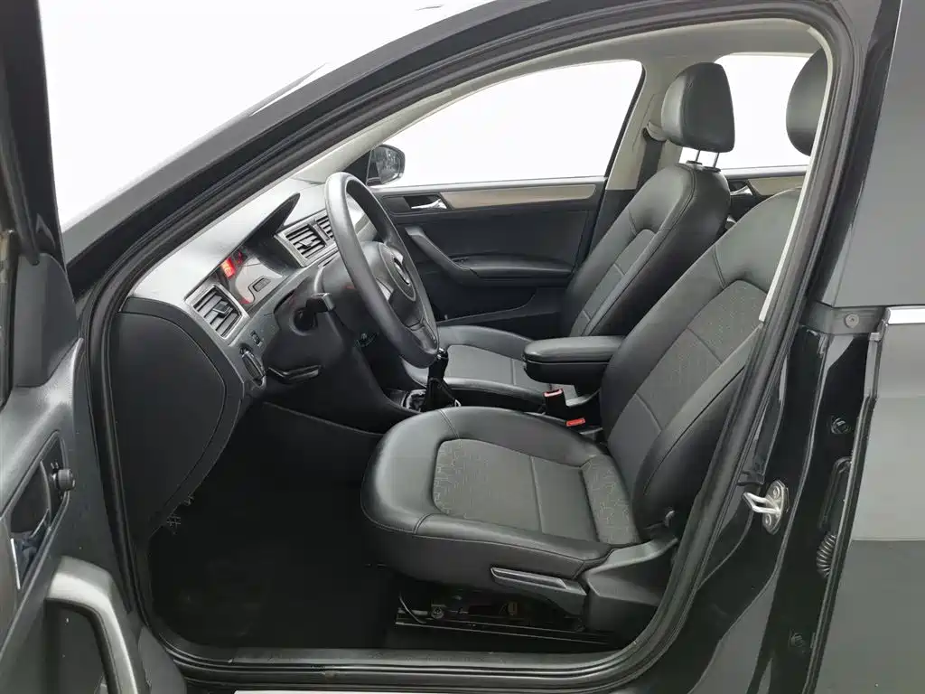 Volkswagen Santana 2015 1.6L Manual Comfort Edition фото 10