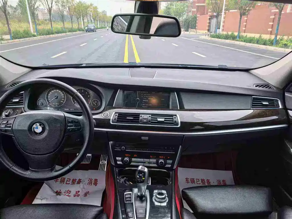 BMW 5 Series GT 2010 535i Leading Model фото 8