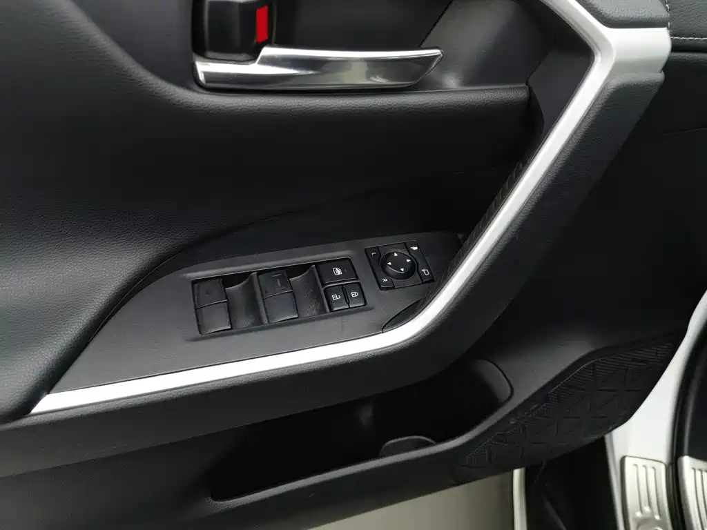 Фото 9 - Toyota RAV4