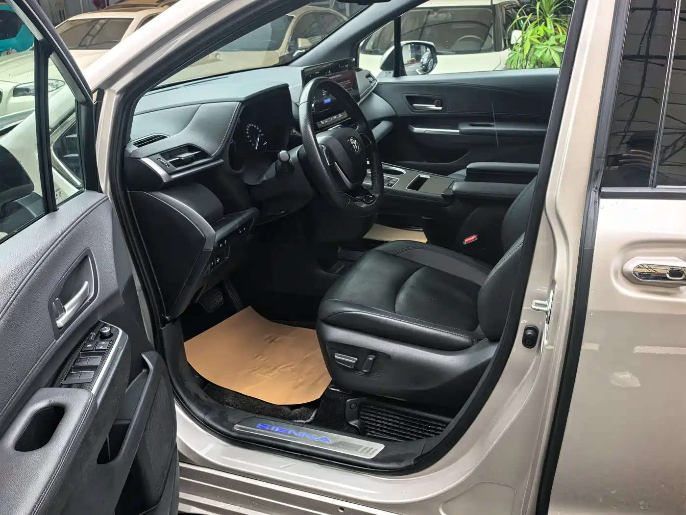 Toyota Sienna 2021 2.5L Hybrid Premium Edition фото 11