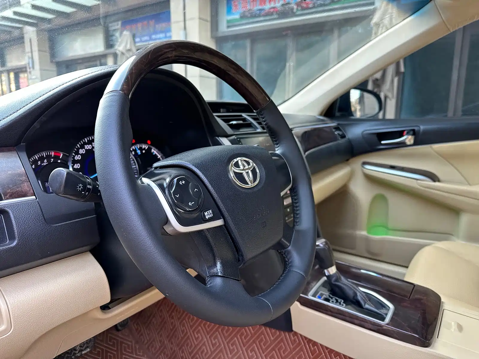 Фото 19 - Toyota Camry