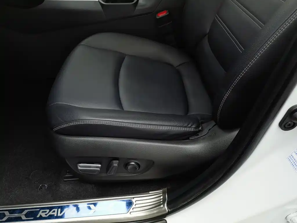 Фото 20 - Toyota RAV4